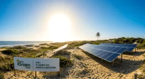 Painéis solares instalados em uma área de dunas e vegetação nativa em São Mateus, Espírito Santo, com o sol forte e o mar ao fundo, representando o potencial de Guriri.